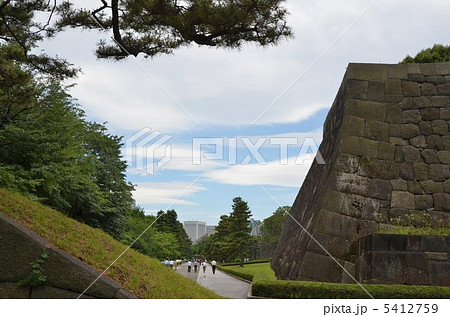 皇居東御苑の二の丸庭園、右手は汐見坂・白鳥濠 皇居東御苑の二の丸庭園、右手は汐見坂・白鳥濠 5412759