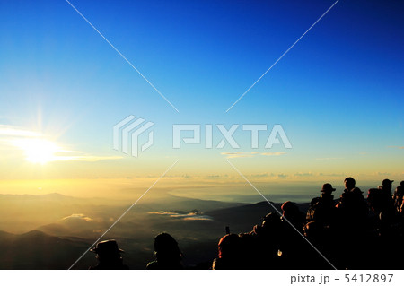 富士山吉田ルート山頂からの御来光 5412897