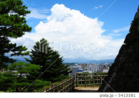 高知城天守閣石垣横から観る夏の空 土佐 高知県 山内一豊 高知城天守閣石垣横から観る夏の空 土佐 高知県 山内一豊 5413381