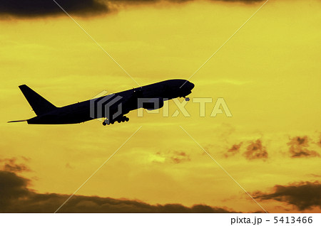 夕暮れに離陸する旅客機(大阪伊丹空港) 5413466