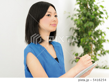 メモを取る女性 メモを取る女性 5416254