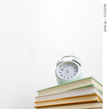 本の上の目覚し時計 5416290