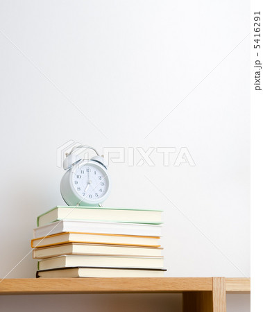 目覚し時計と本 5416291