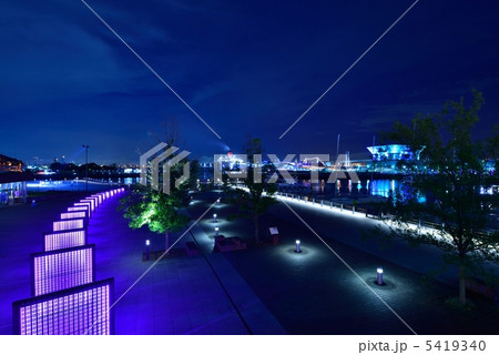 横浜・象の鼻パークの夜景　青く輝く静寂のウォーターフロント 5419340
