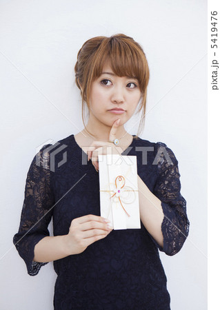 ご祝儀袋を持つ女の子 5419476
