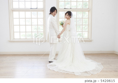 窓辺の新郎新婦 窓辺の新郎新婦 5420615
