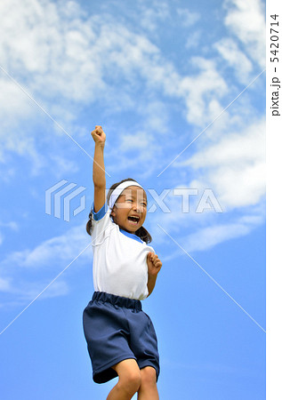 青空でガッツポーズする女の子 青空でガッツポーズする女の子 5420714