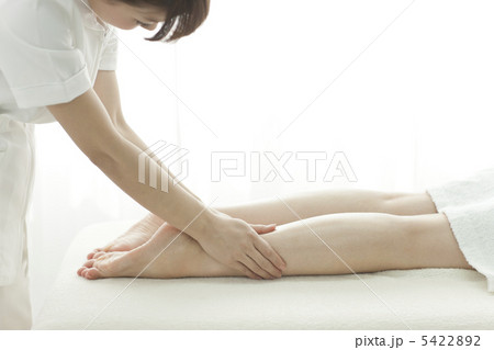 足をマッサージするエステティシャン 5422892