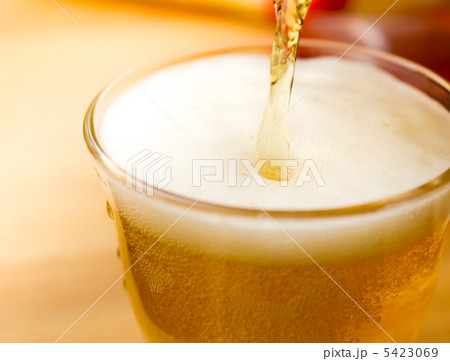 ビールを注ぐ ビールを注ぐ 5423069