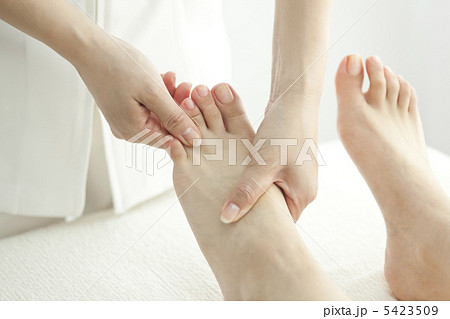 足をマッサージするエステティシャン 足をマッサージするエステティシャン 5423509