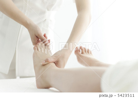 足をマッサージするエステティシャン 5423511