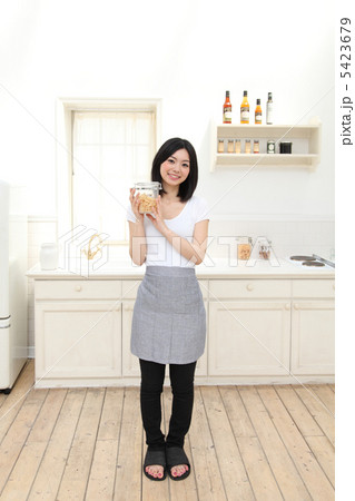 キッチンの女性 キッチンの女性 5423679