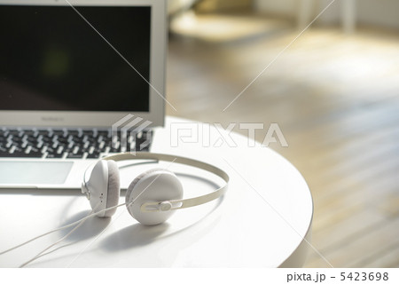 ヘッドフォンとノートパソコン ヘッドフォンとノートパソコン 5423698