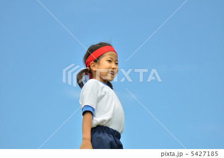 青空でにっこり笑う女の子(体操服、ハチマキ) 青空でにっこり笑う女の子(体操服、ハチマキ) 5427185