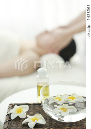 プルメリアの花とアロマオイル 5428563