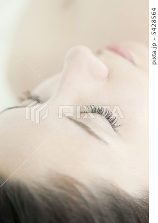 目を閉じている女性 5428564