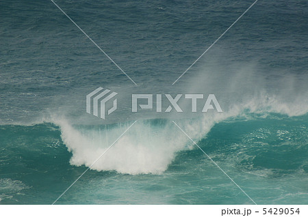 台風接近中の沖縄の海 台風接近中の沖縄の海 5429054