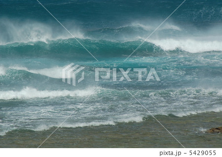 台風接近中の沖縄の海 5429055