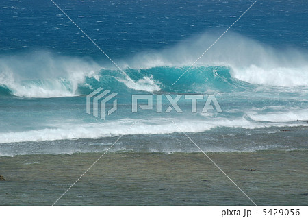 台風接近中の沖縄の海 5429056