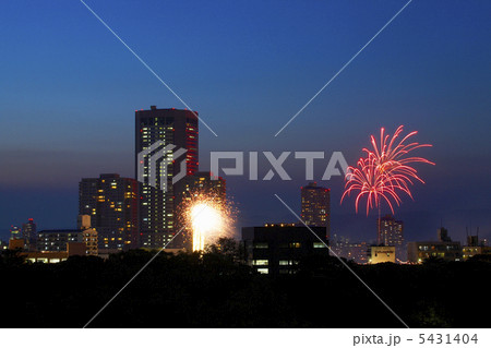 ビル群と花火 5431404