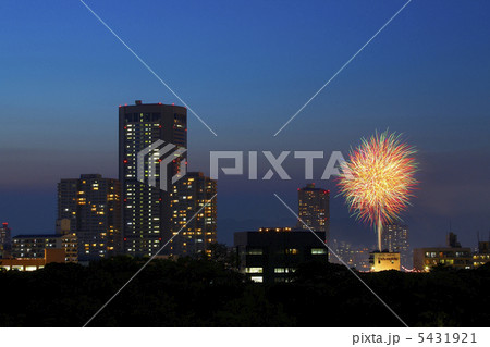 ビル群と花火 ビル群と花火 5431921