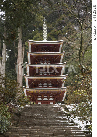 雪の奈良室生寺五重塔 5432529