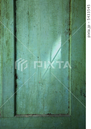 古いドアに射す光 古いドアに射す光 5433545