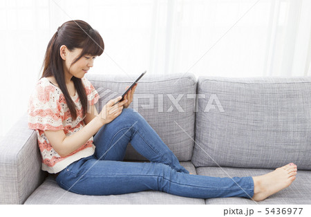 電子書籍を読む女性 電子書籍を読む女性 5436977