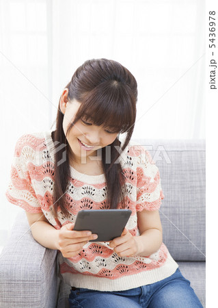 電子書籍を読む女性 電子書籍を読む女性 5436978