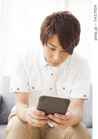 電子書籍を読む男性 電子書籍を読む男性 5437004