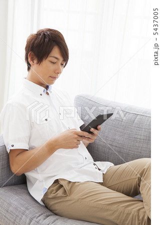 電子書籍を読む男性 電子書籍を読む男性 5437005