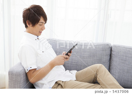 電子書籍を読む男性 5437006