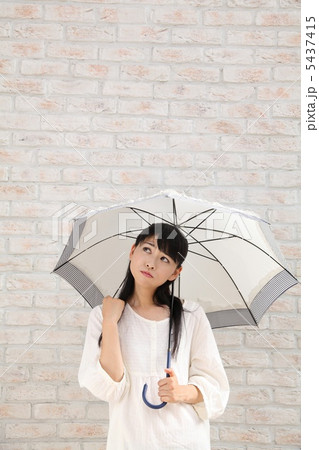 街角の女性（傘） 5437415