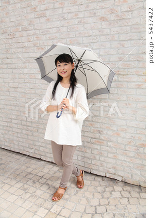 街角の女性（かさ） 5437422