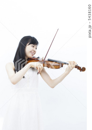 ヴァイオリンを演奏する女性 5438160