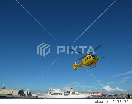 黄色いヘリコプターの写真素材