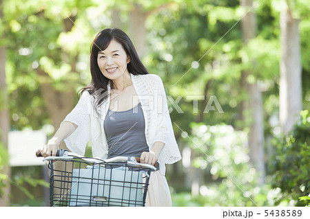 自転車を押して歩く50代女性の写真素材 [5438589] - PIXTA