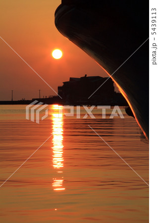 三国湊サンセットビーチの夕日と夕焼け 5439113