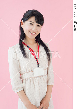 IDカードをかけた女性 5440741