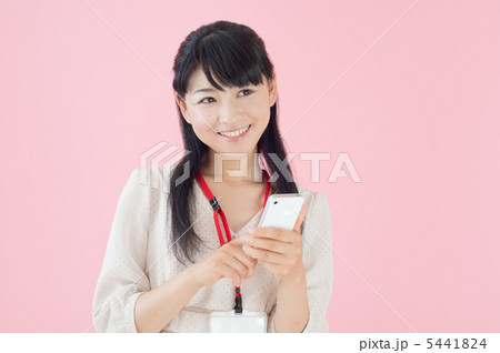 スマートフォンを持つ女性 スマートフォンを持つ女性 5441824
