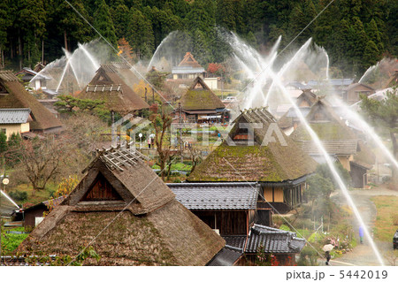 かやぶき屋根の水のカーテン 5442019
