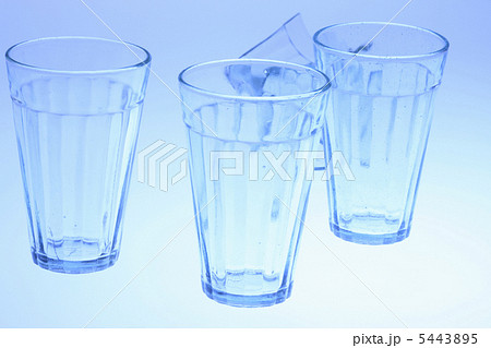 割れたコップ 割れたコップ 5443895