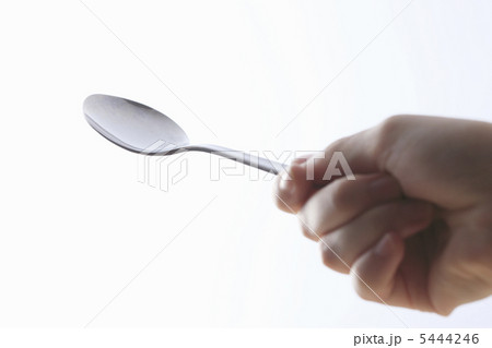 スプーンを持つ スプーンを持つ 5444246