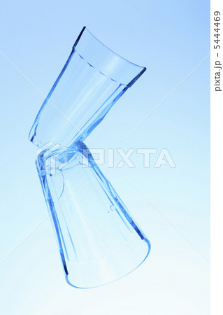 割れたコップ 5444469