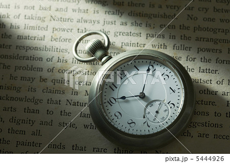 懐中時計と本 5444926