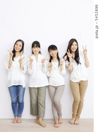 笑顔で立っている女性四人組 5452896