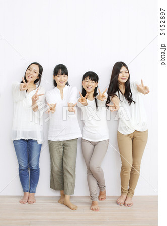 笑顔で立っている女性四人組 笑顔で立っている女性四人組 5452897