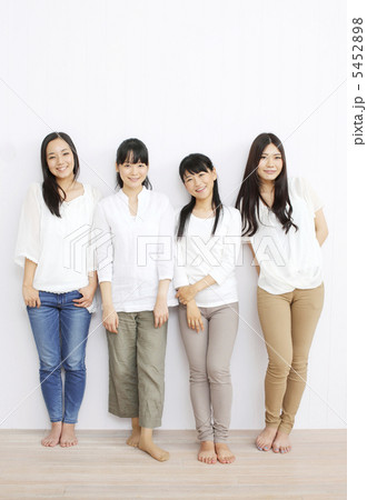 笑顔で立っている女性四人組 5452898