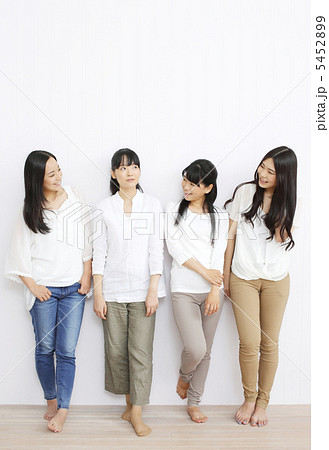 笑顔で立っている女性四人組の写真素材