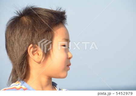 海を見つめる男の子のアップ 5452979